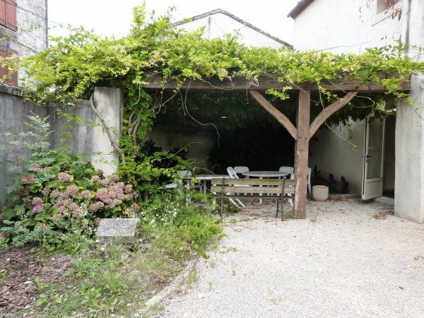 La terrasse sous les glycines