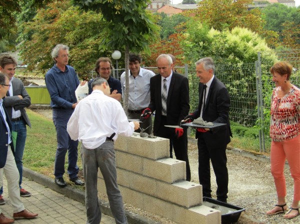 Pose de la 1ère pierre par Mr Pierre CAMANI